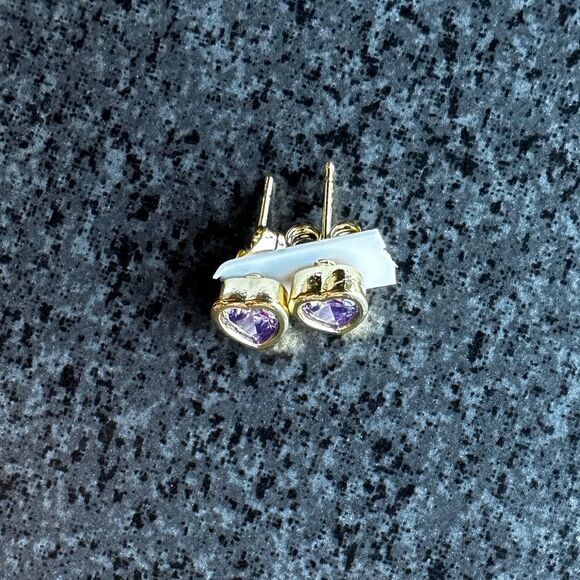 NEW 18K Yellow Gold Light Purple / Lavender Crystal CZ Heart Stud Earrings - Picture 4 of 8